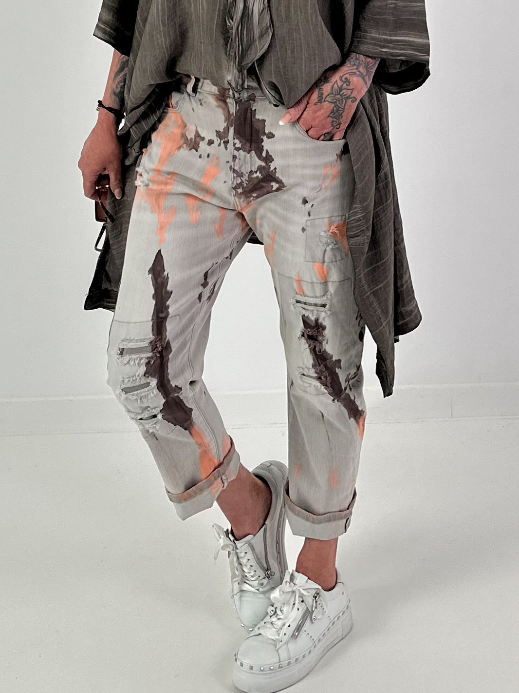 Jeans mit Batikmuster - grau-neonorange-dunkelbraun