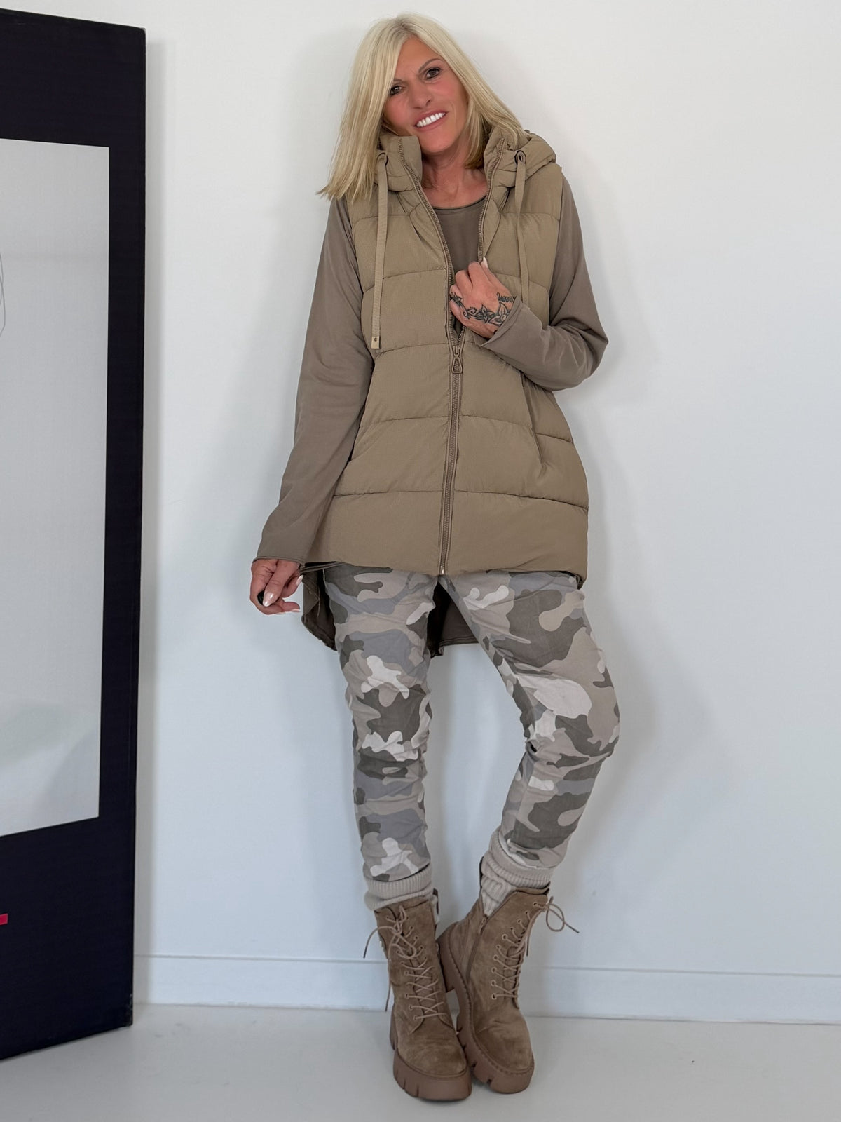 Weste mit schimmerndem Finish und Kapuze - taupe