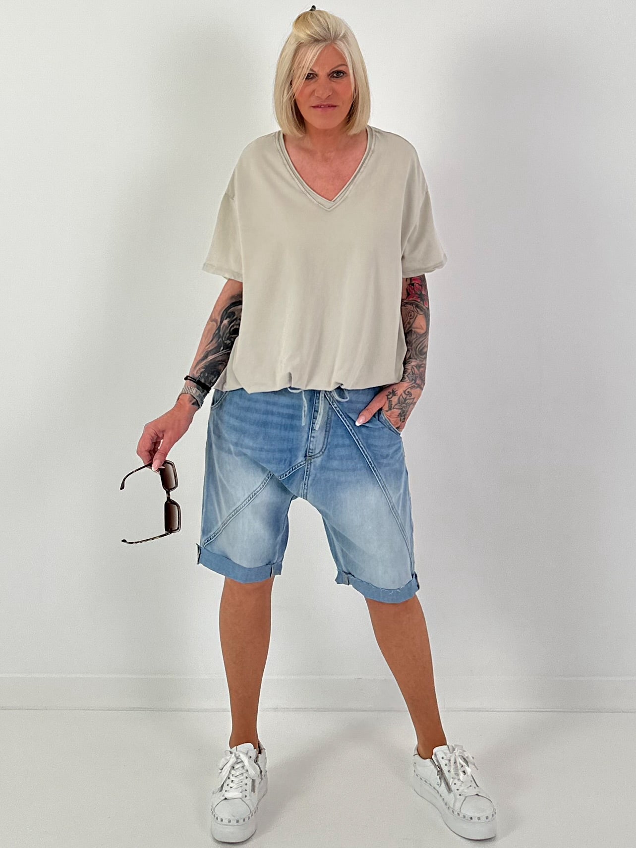 T-Shirt mit gerafftem Saum - beige