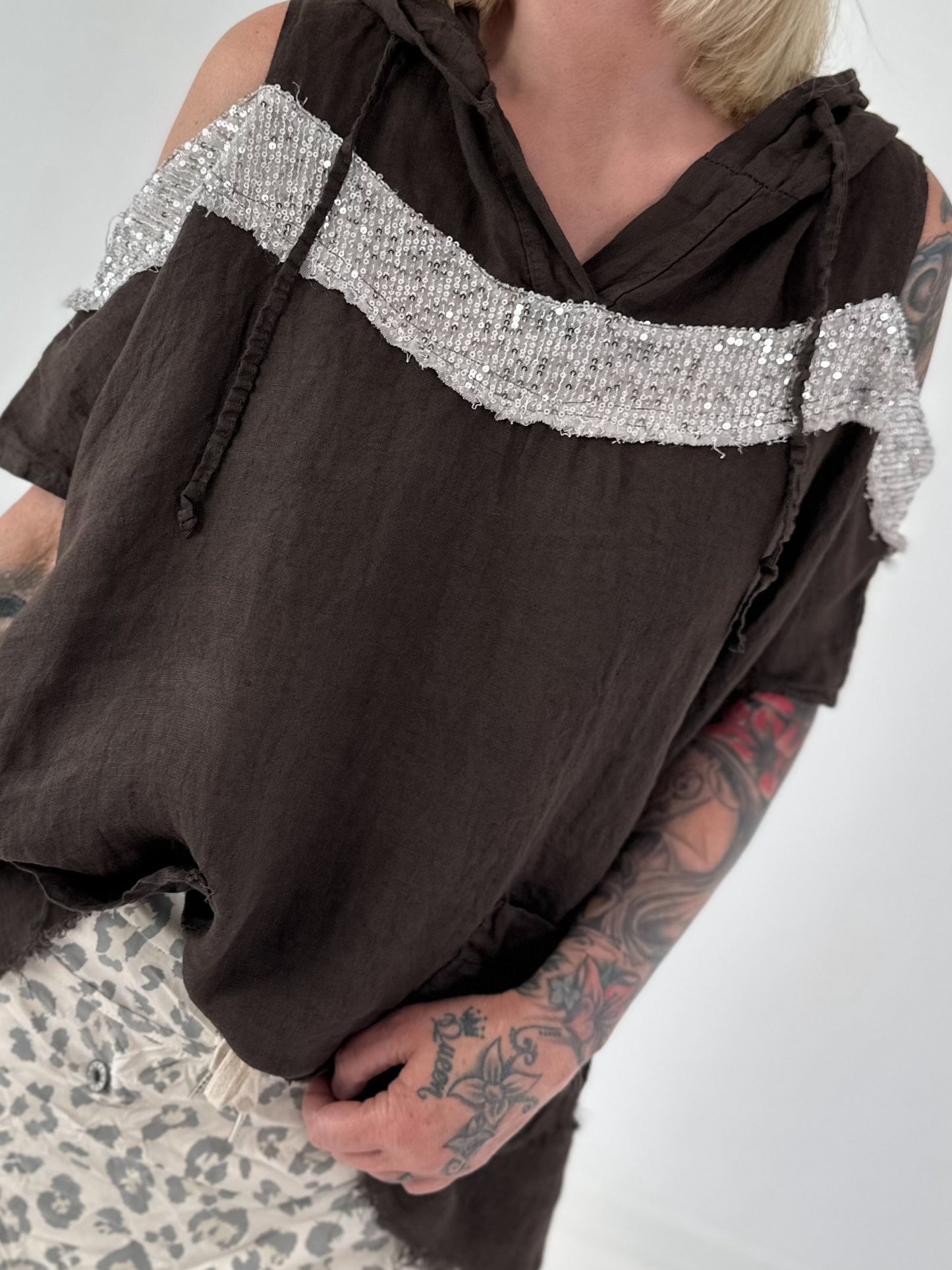 Leinen Shirt mit Pailletten und Cold Shoulder - schoko