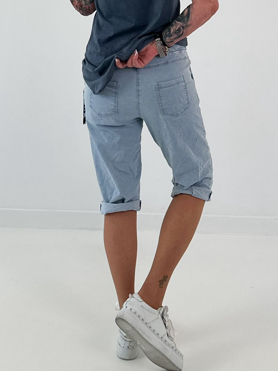 Kurze Baggy Jeans mit Ösen-Details - hellblau