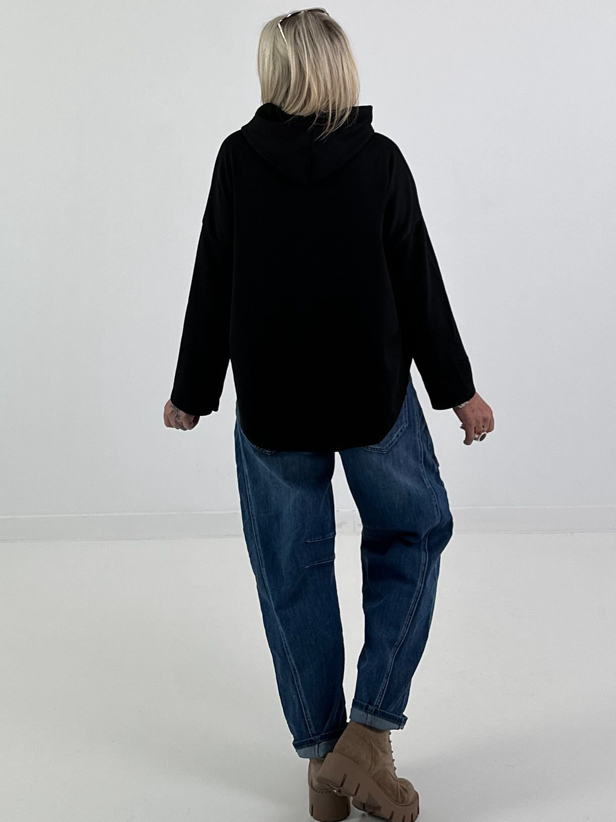 Hoodie mit Leo Bändchen und Teddyplüsch Print - schwarz