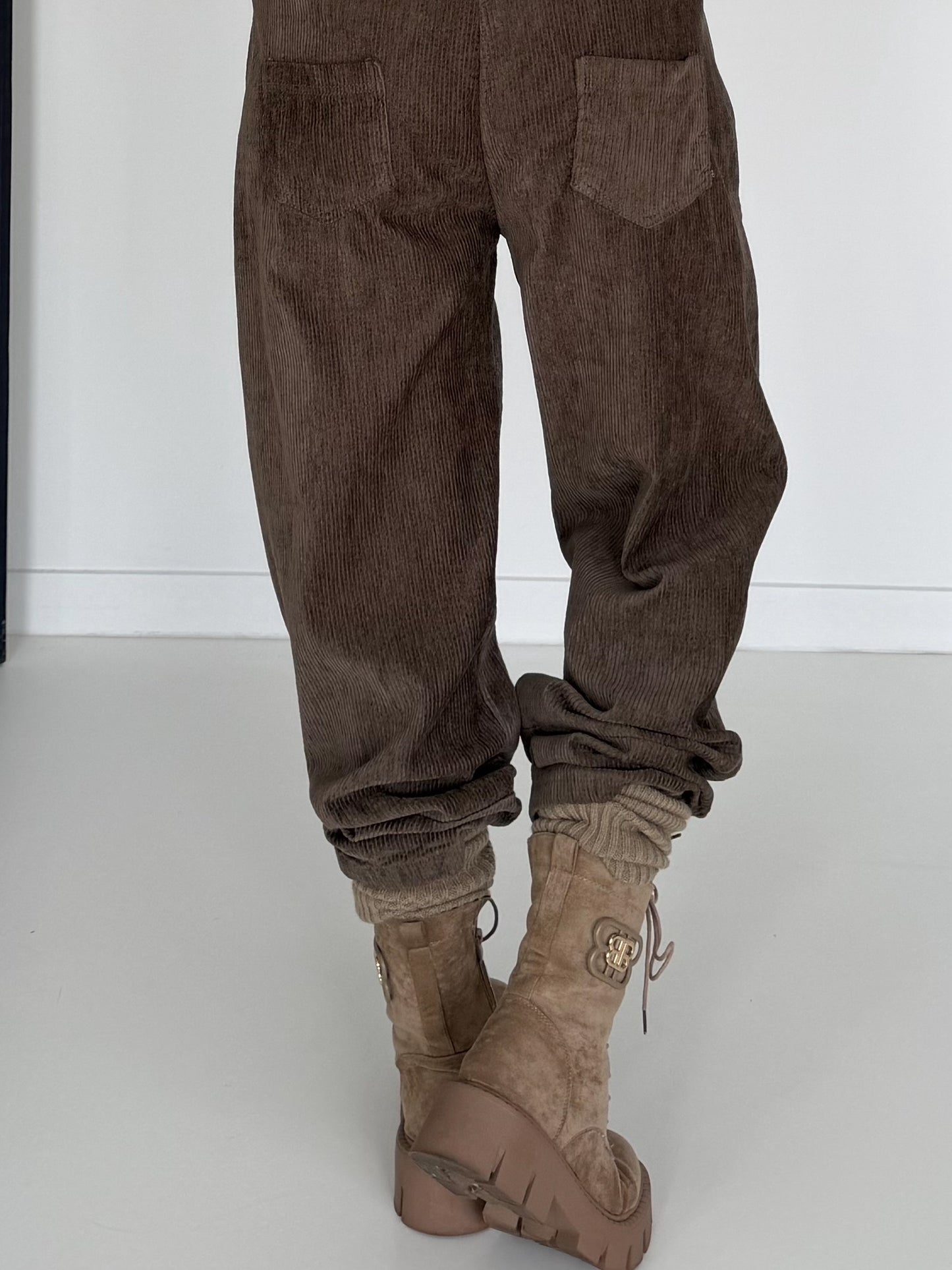 Cordhose mit Gürtel - taupe (lieferbar ab ca. 18.09.26)