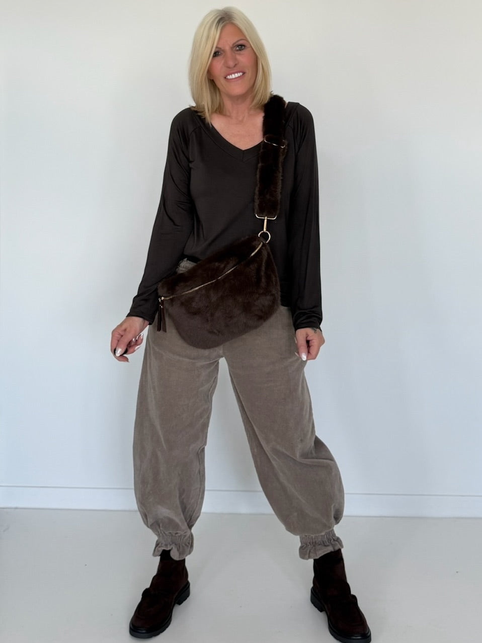 Basic Shirt mit V-Neck - mokka