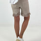 Kurze Hose mit fransigem Abschluss -beige