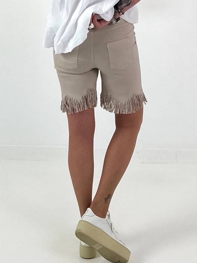 Kurze Hose mit fransigem Abschluss -beige