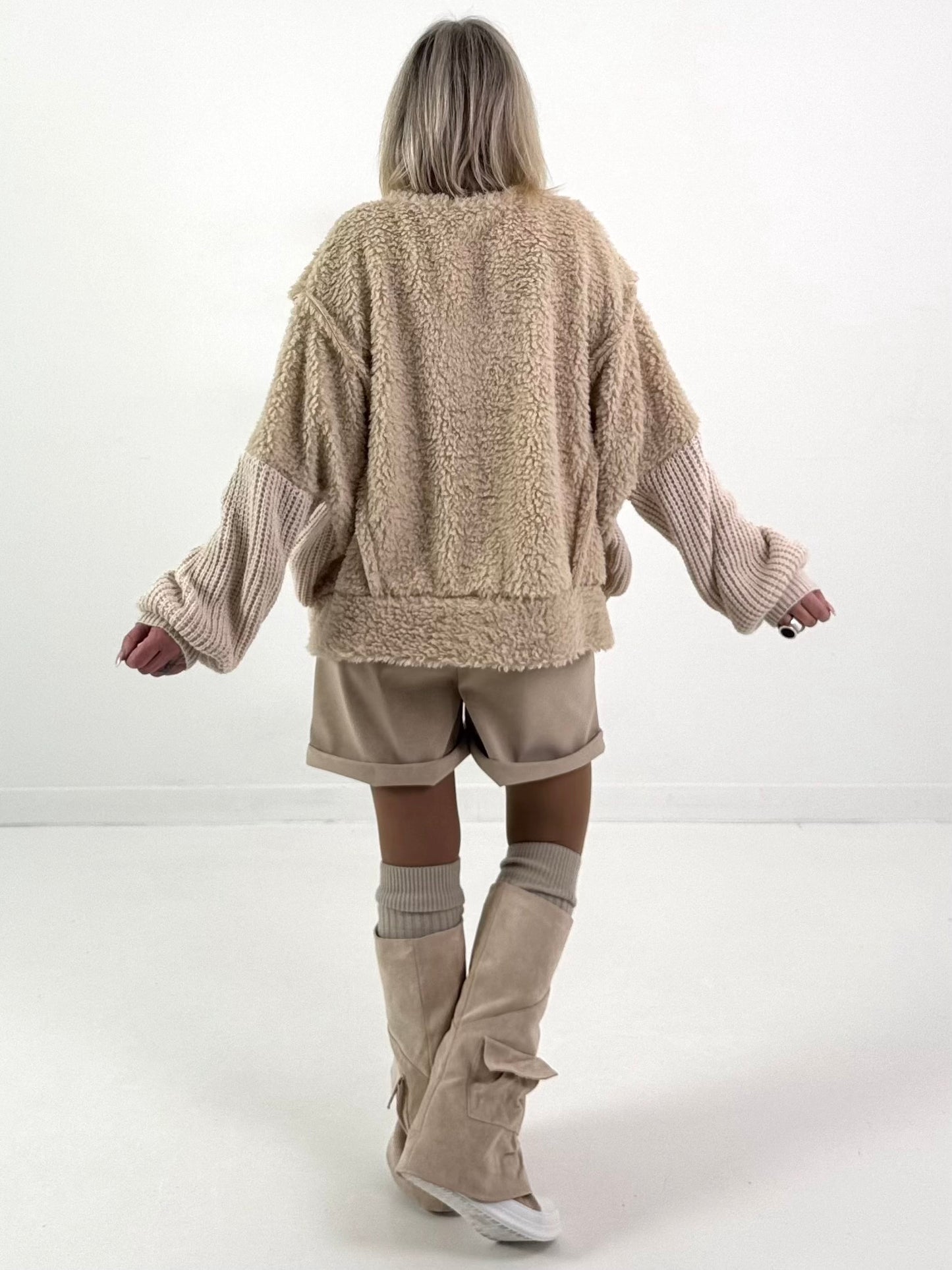 Trui model "Cloud Hug" - beige