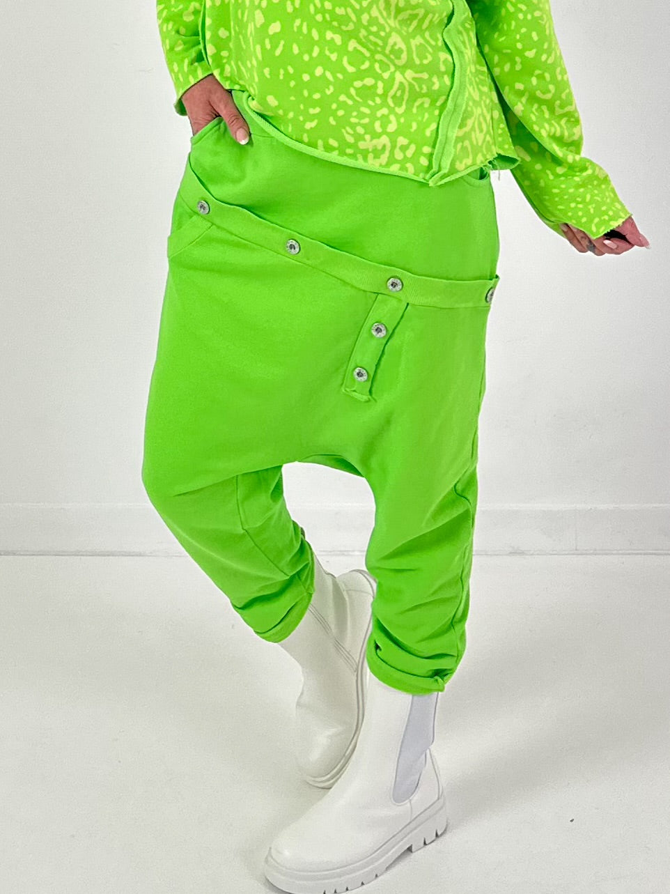 Baggy Hose Modell "Button-Belt" - apfelgrün ( lieferbar ab ca. 12.12.25)