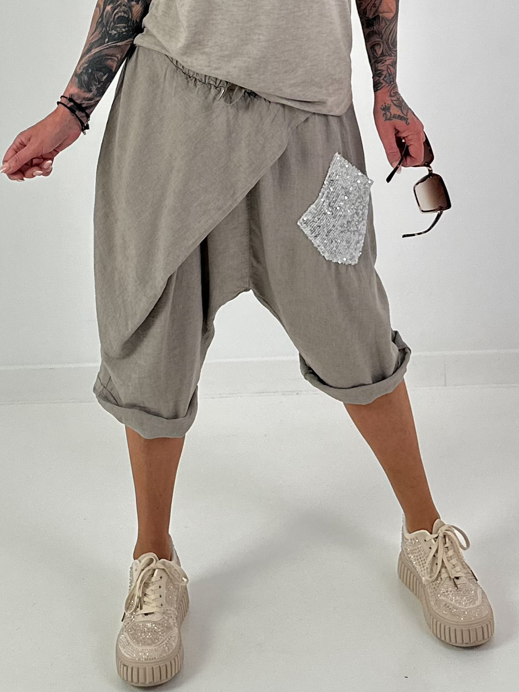 Kurze Leinen Baggy mit Überwurf und Paillettendetails - taupe