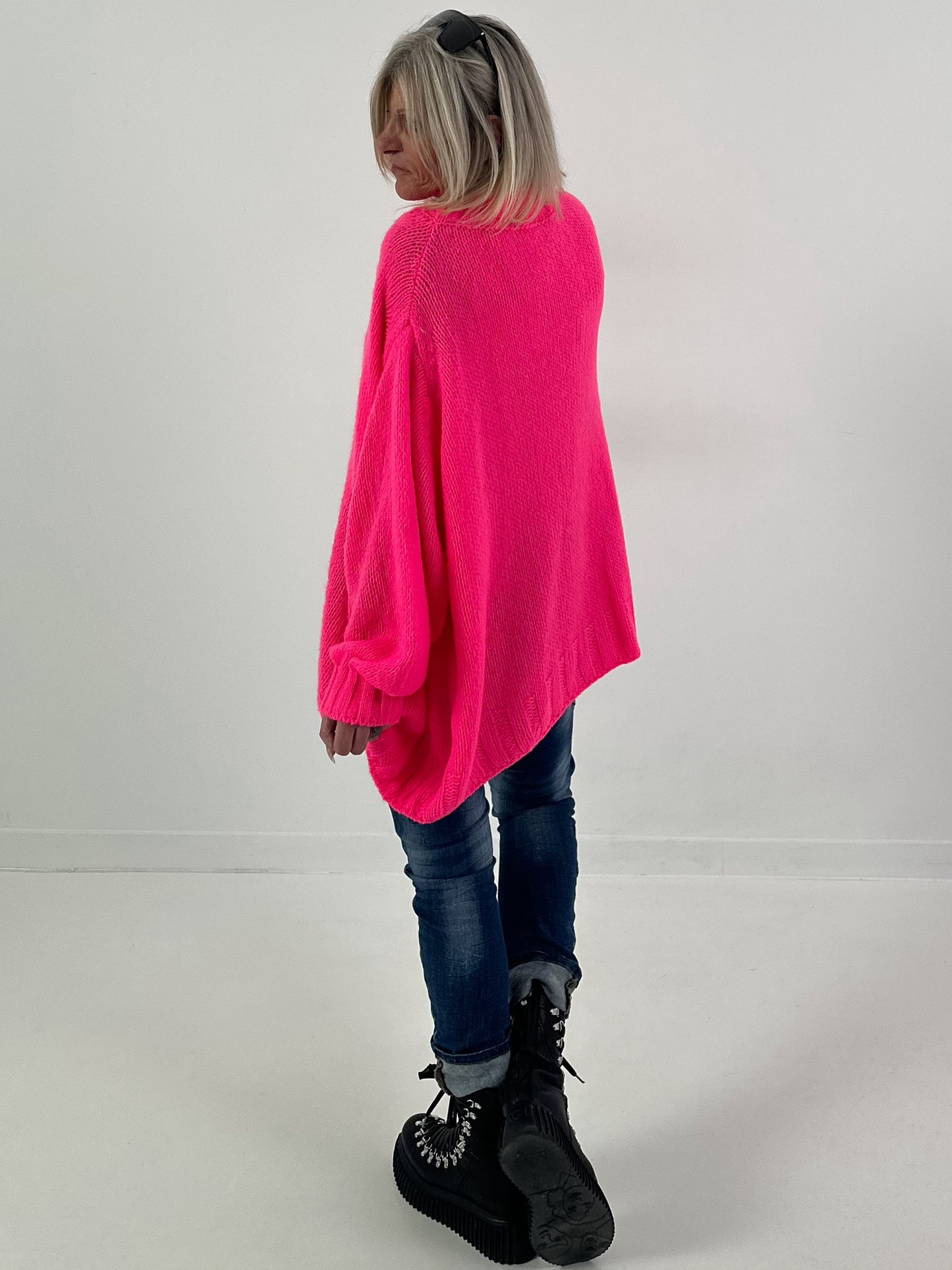 Oversized sweater model "Snuggle Arctic" - neon pink