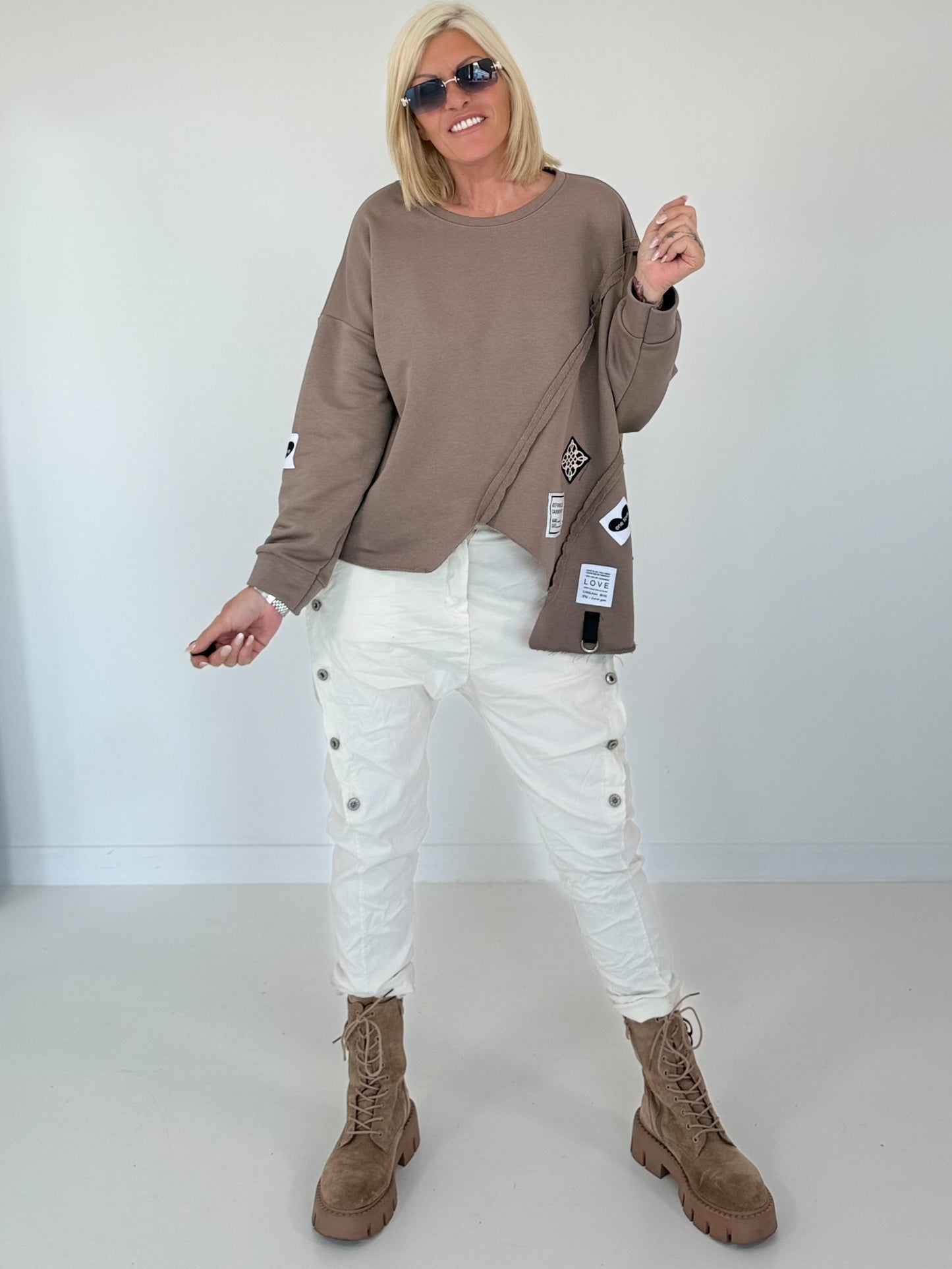 Sweater mit asymmetrischem Schnitt und Patches - taupe