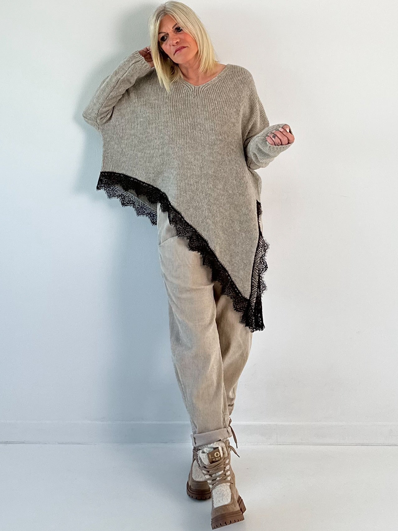 Asymmetrische trui model "Lace Dream" - taupe