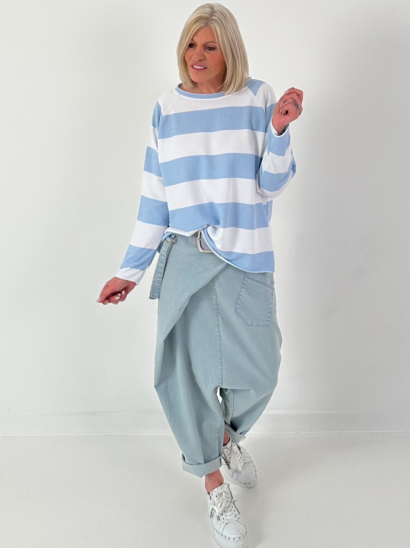 Sweater mit Blockstreifen - hellblau-weiss