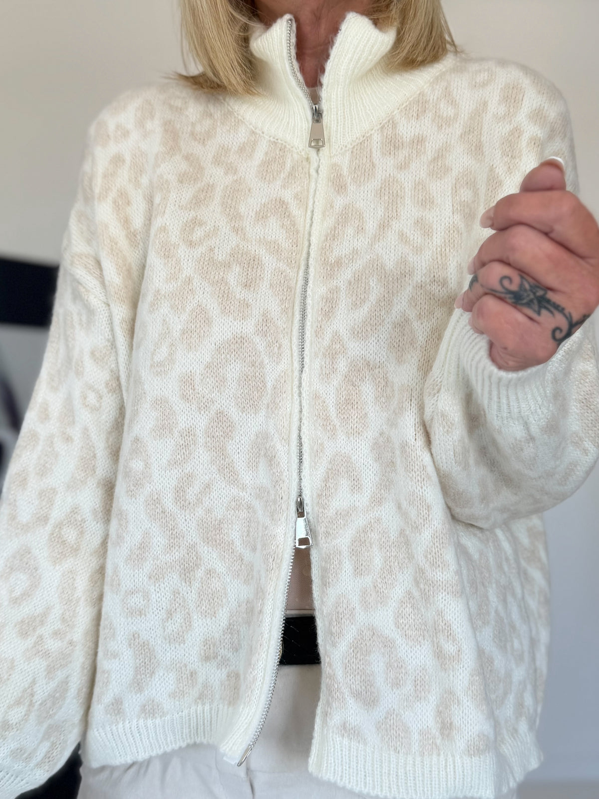 Strickjacke im Leo-Style - ecru-beige