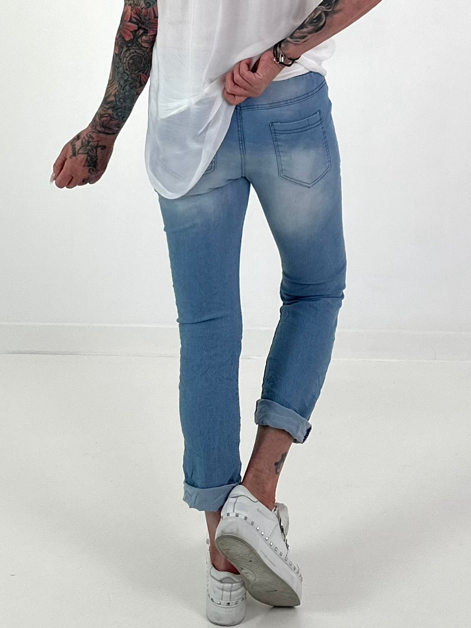 Jeanshose mit Lochstick-Patches - blau