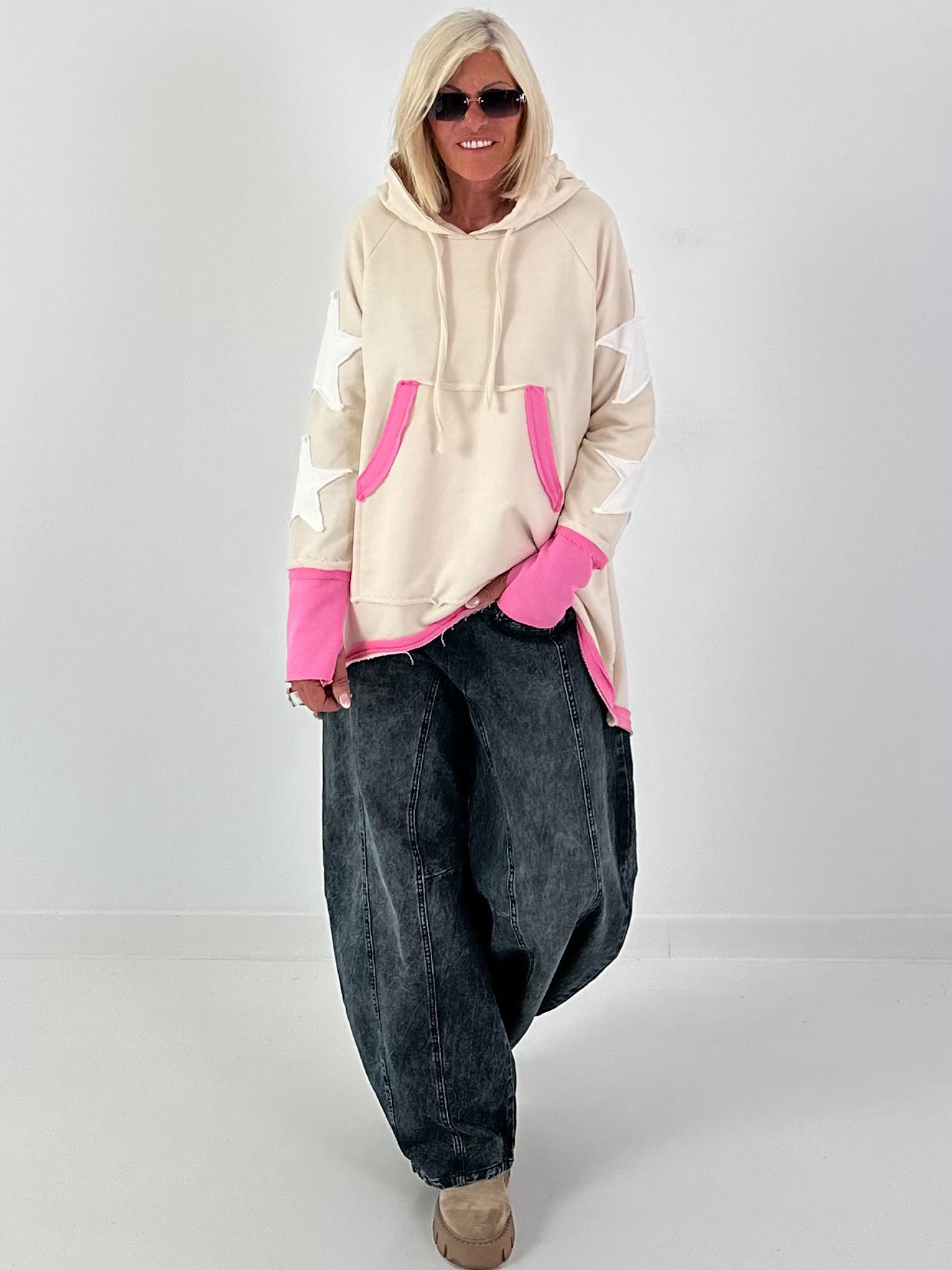 Lässiger Long Hoodie mit Daumenloch und trendigen Sternenelementen - beige