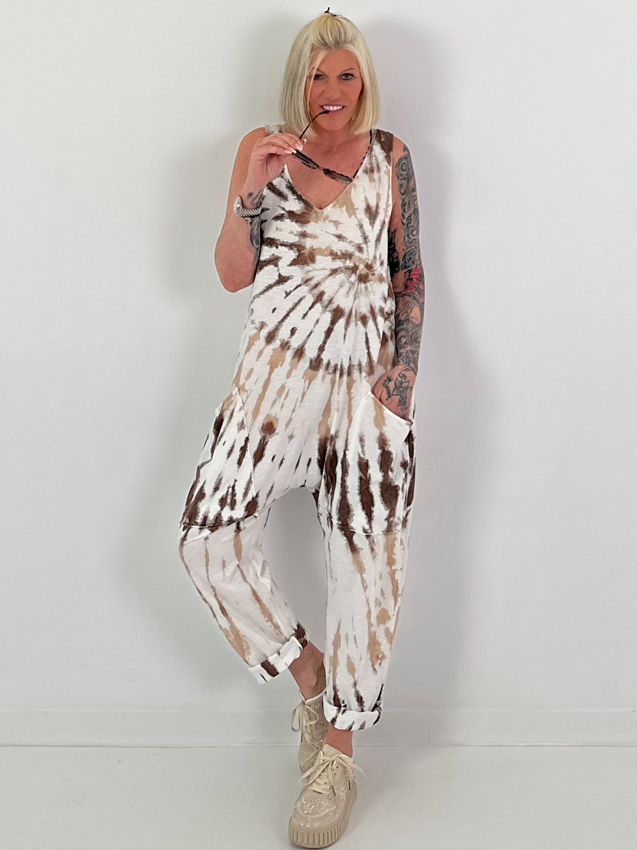 Jumpsuit mit Batikmuster - weiss-beige-dunkelbraun