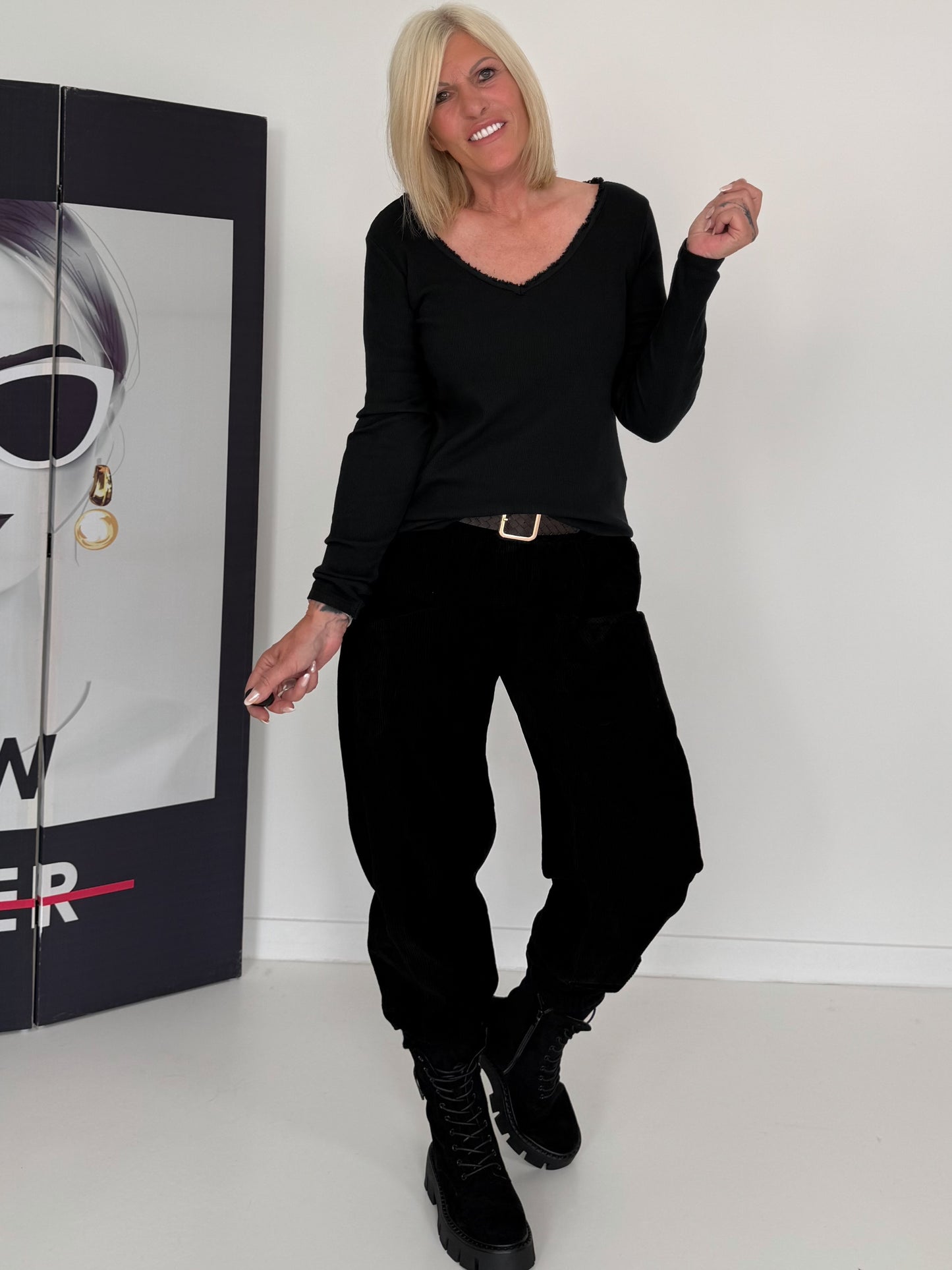 Rippshirt mit fransigem V-Ausschnitt - schwarz