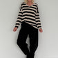 Gestreifter Strickpullover mit V-Ausschnitt - schwarz-beige