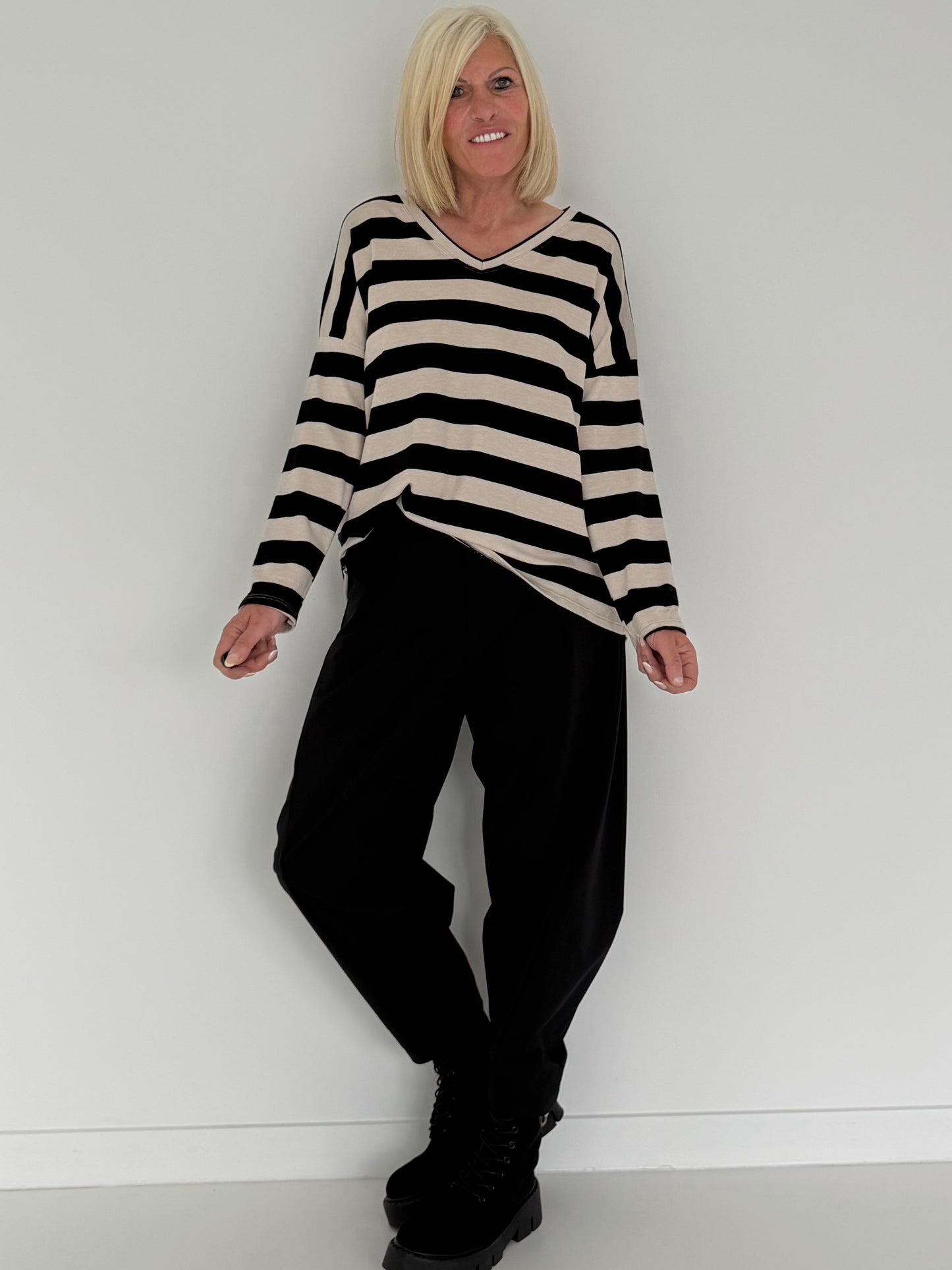 Gestreifter Strickpullover mit V-Ausschnitt - schwarz-beige