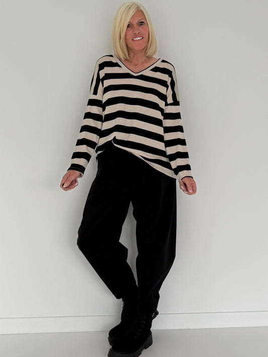 Gestreifter Strickpullover mit V-Ausschnitt - schwarz-beige