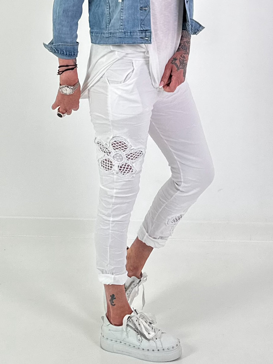 Broek met gehaakte bloemen - wit