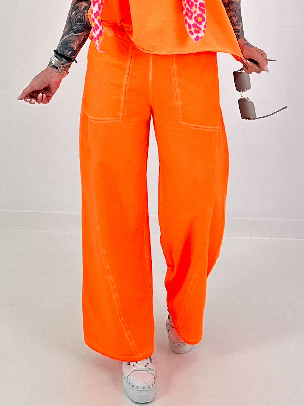 Sweatpants with large side pockets - neon orange