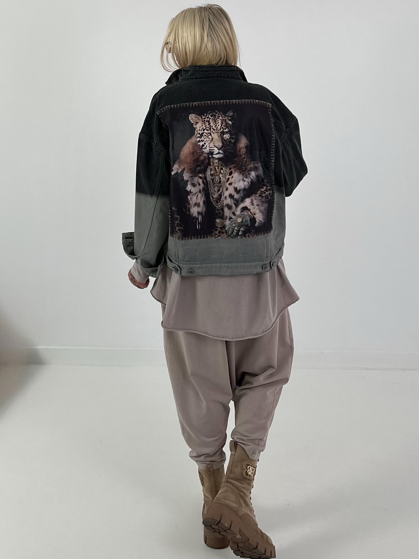 Stylische Jacke mit Farbverlauf und großem Rückenpatch - schwarz - grau