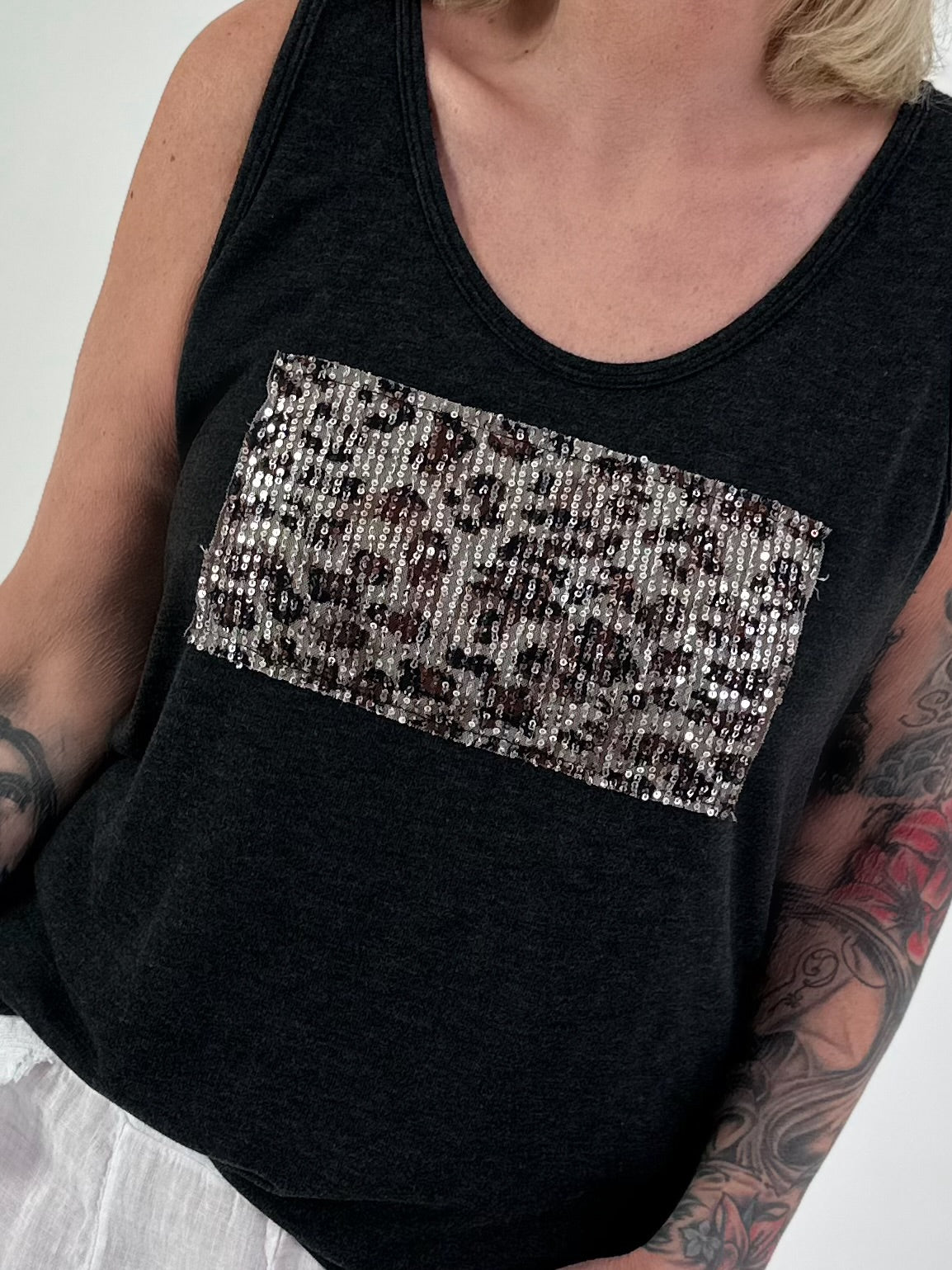 Feinstrick Top mit Leo Patch - schwarz