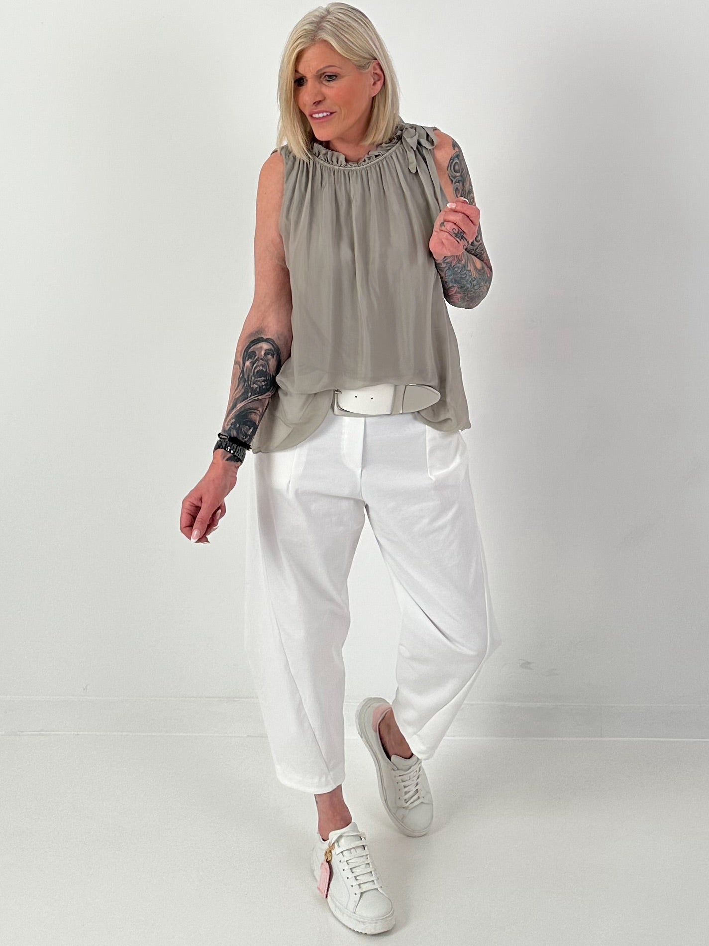 Seidentop mit Rüschenkragen und Schleife - taupe