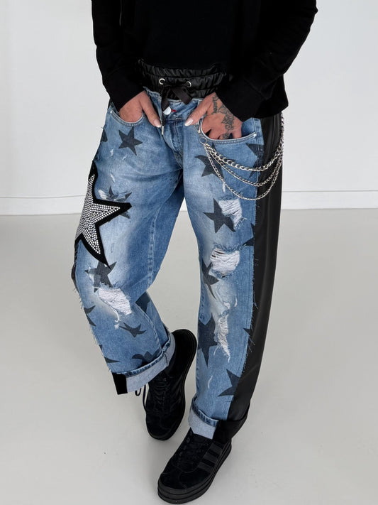 Boyfriend Jeans mit allover Sternen-Print und Ledereinsätzen - schwarz-denim