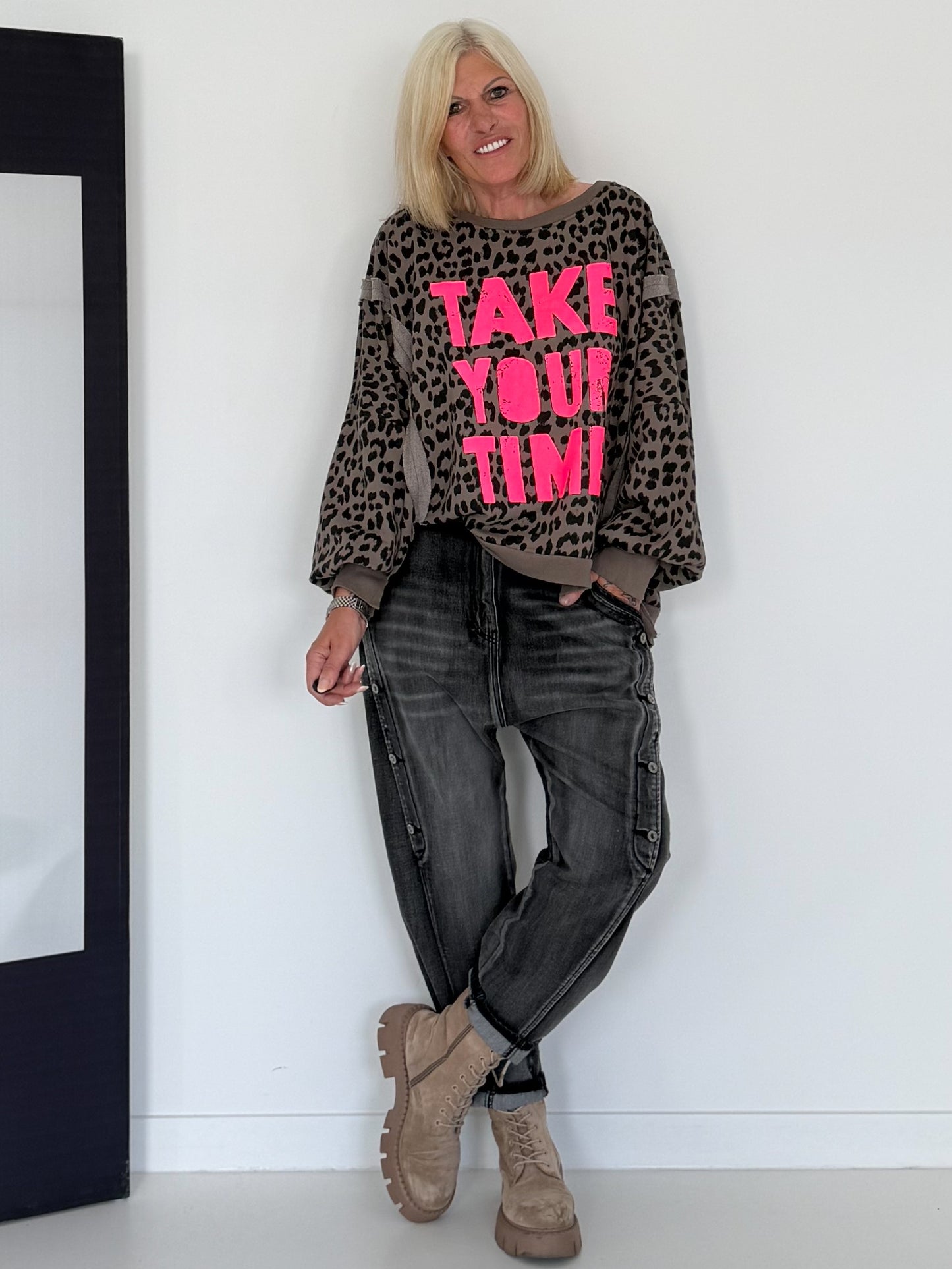 Oversized Sweater im Leoprint mit Schriftzug - mokka