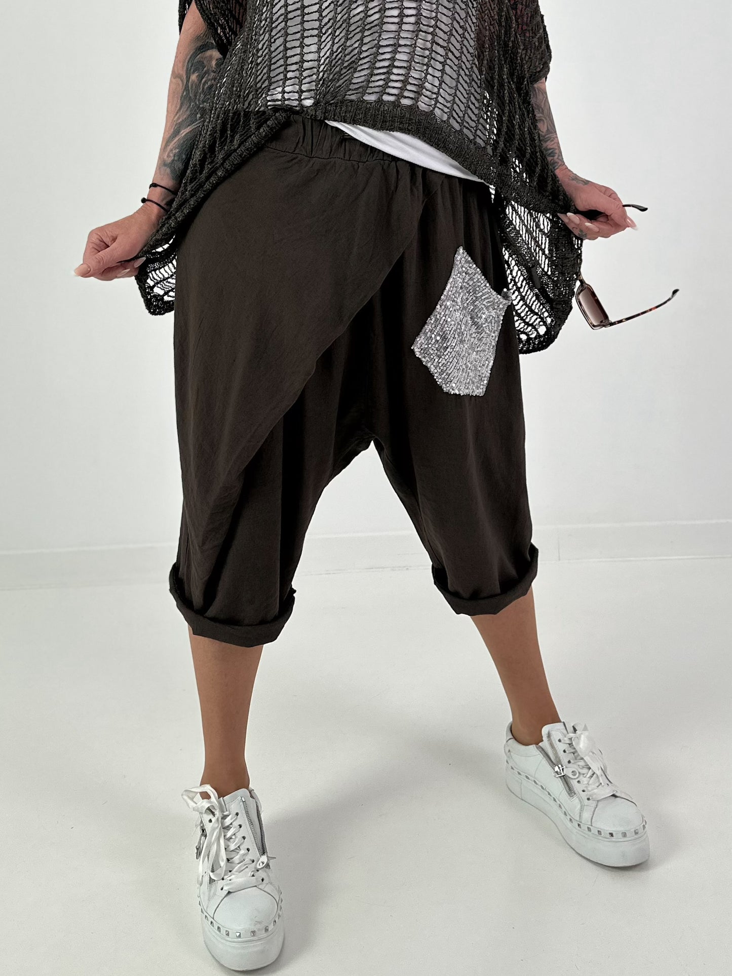 Kurze Leinen Baggy mit Überwurf und Paillettendetails - schoko