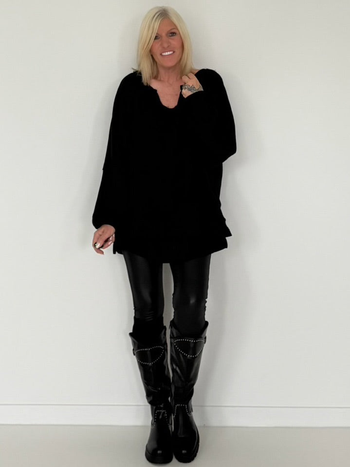 Oversized Sweater mit V-Neck und Inside-Out-Nähten - schwarz ( lieferbar ab ca. 16.10.26)