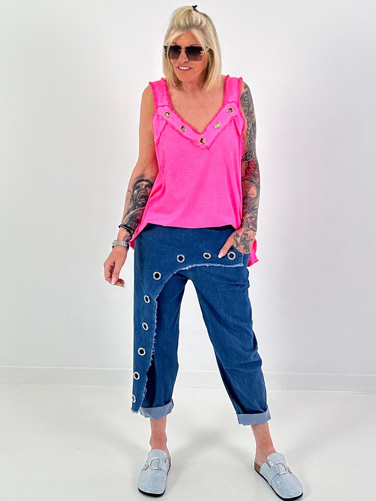 Oversized Top mit silbernen Ösen - neonpink