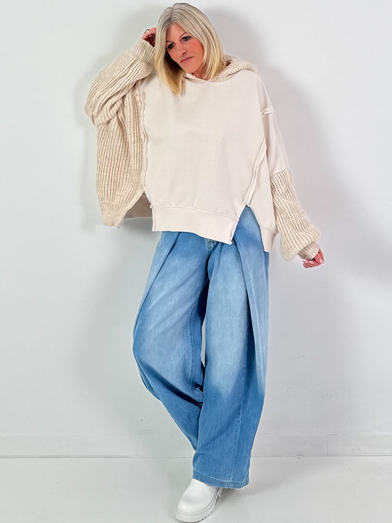 Materiaalmix hoodie model "Knit Fusion" - beige