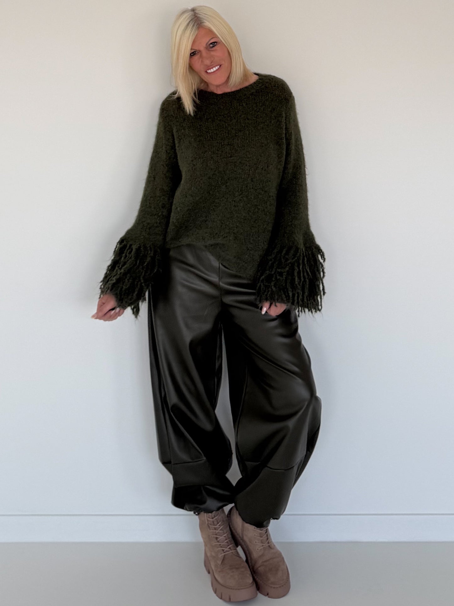 Kuschliger Pullover mit Fransen-Details - oliv