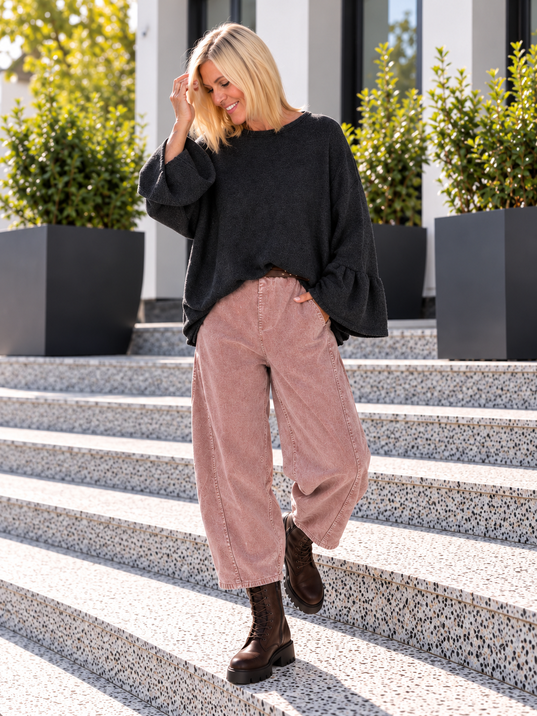 Sweater with trumpet sleeves - used-black