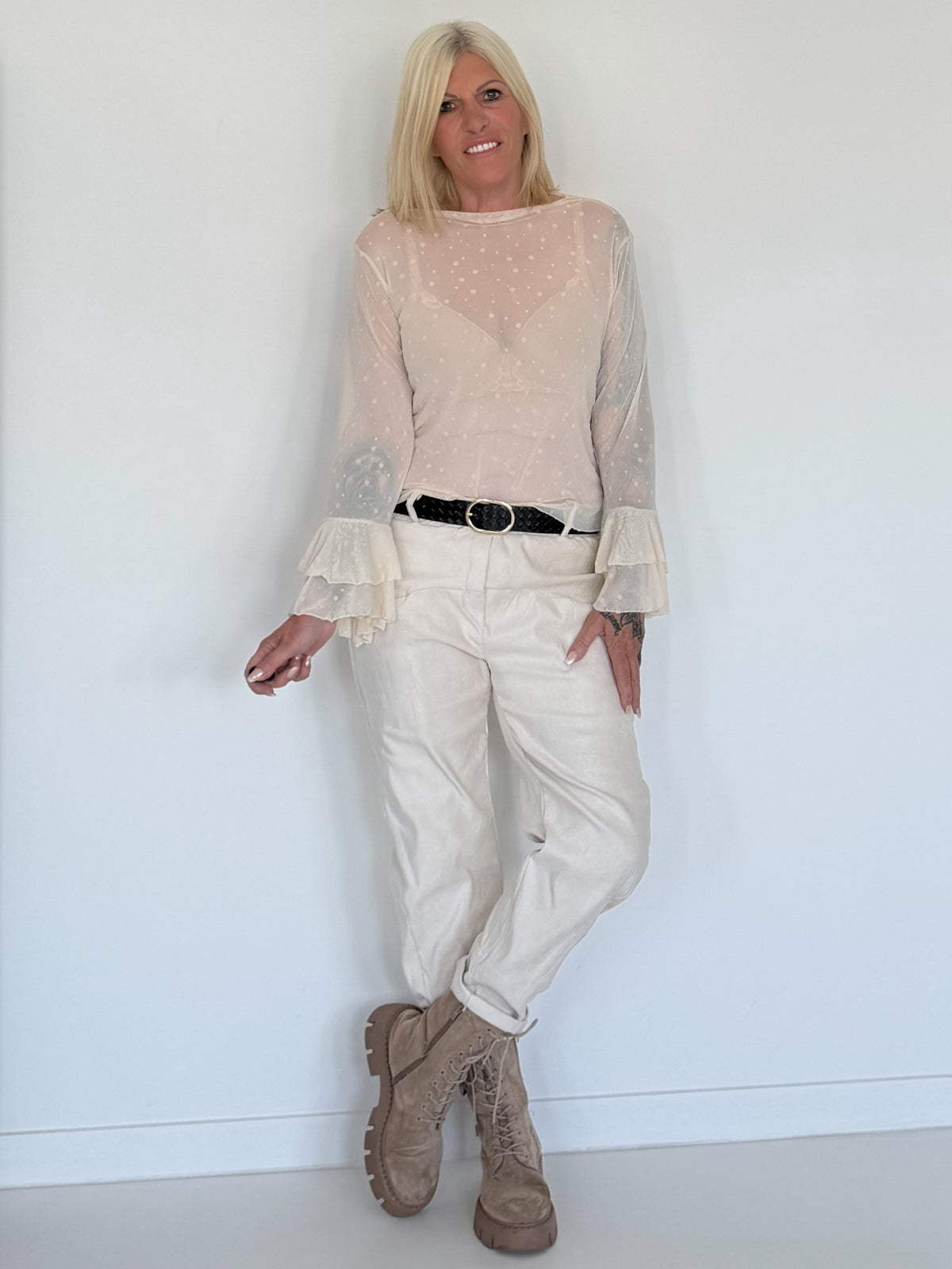 Mesh Shirt mit Punkten und Volantärmeln - beige