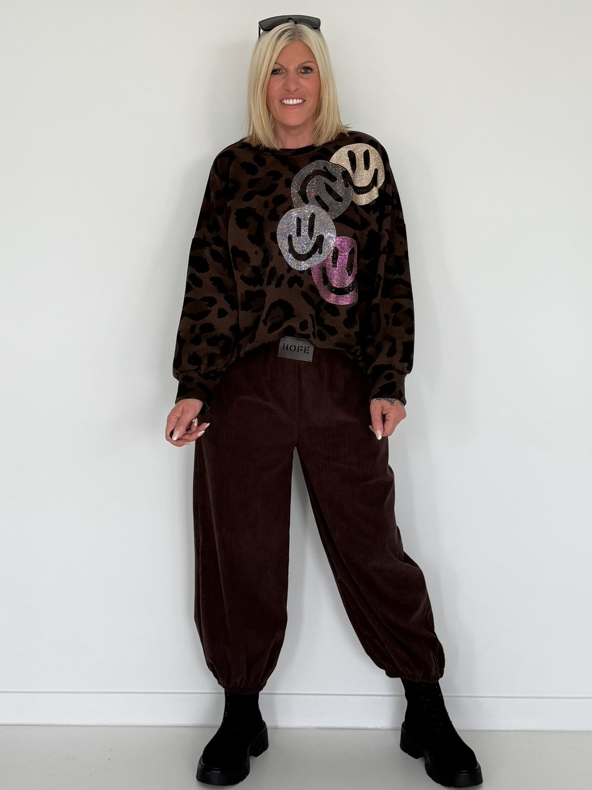 Sweater im Allover-Leo-Print mit Strass- und Glitzer Smileys - mokka-mehrfarbig
