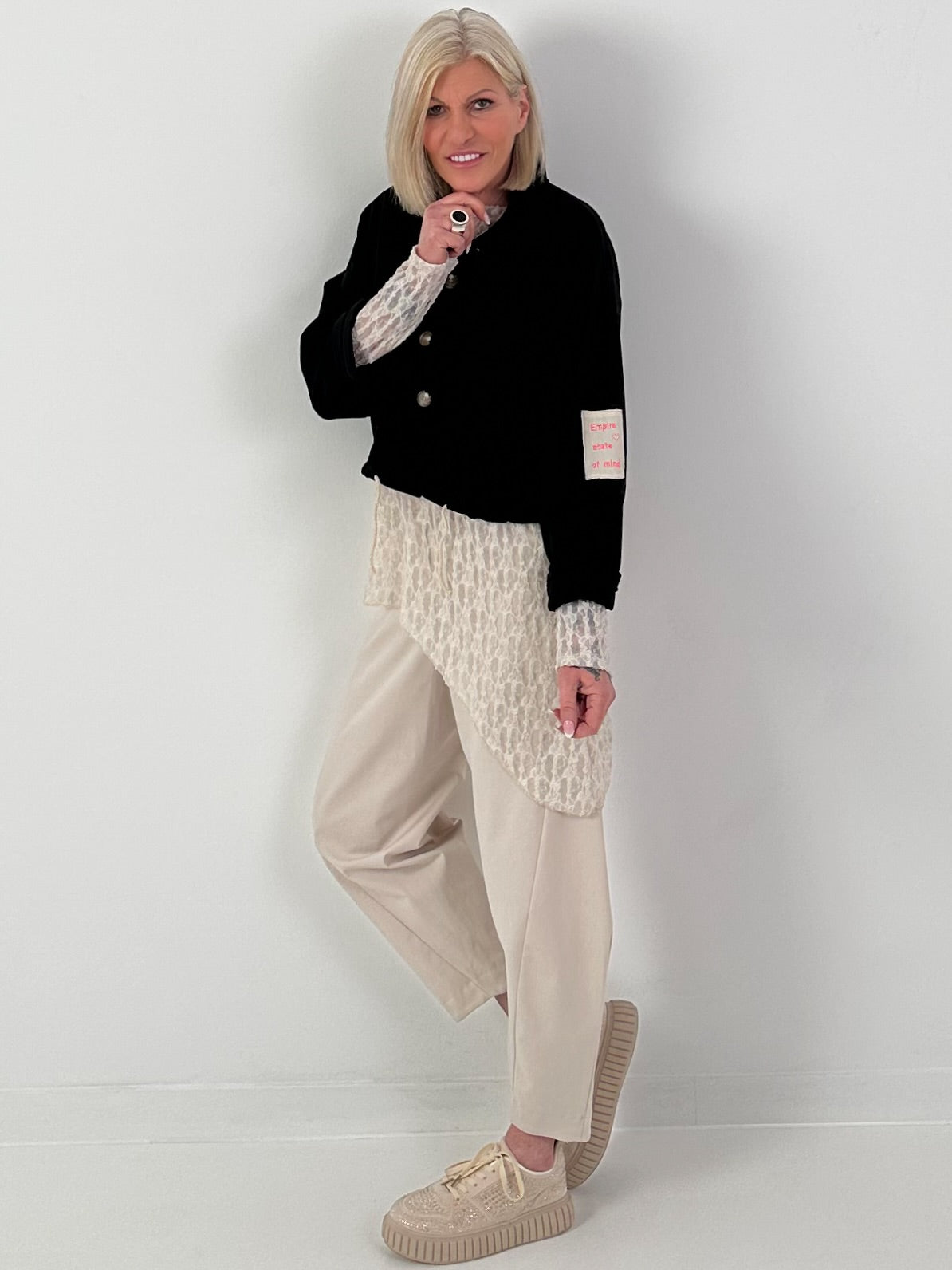 Kurze Jacke mit Knopfleiste und Patch - schwarz