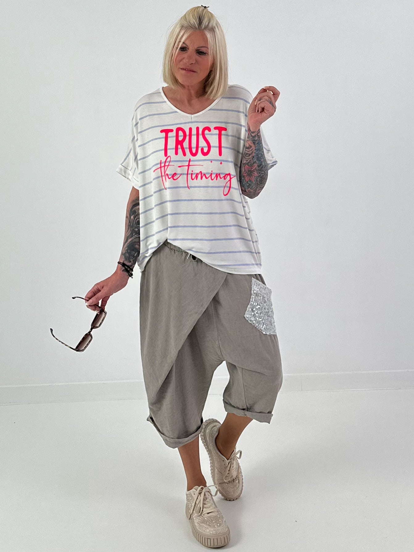 T-Shirt Trust the Timing - ecru-hellblau