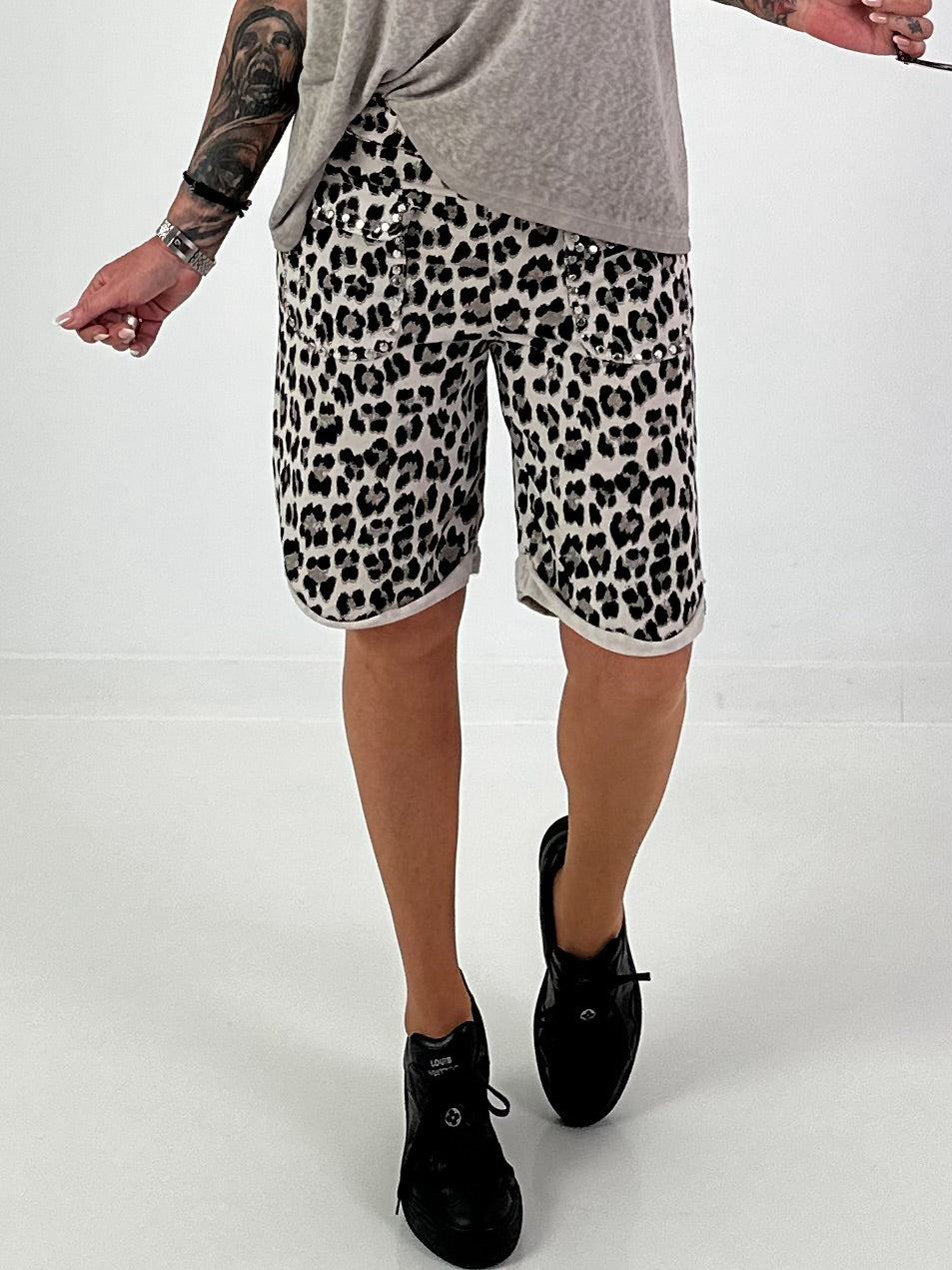 Sweat Short Leo mit Nieten - beige