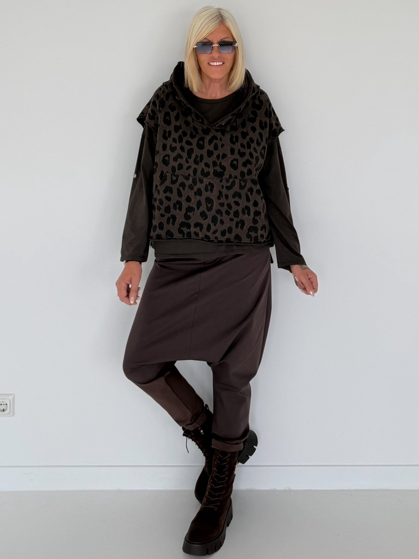 Kurzarm-Hoodie mit All Over Leo-Print - mokka