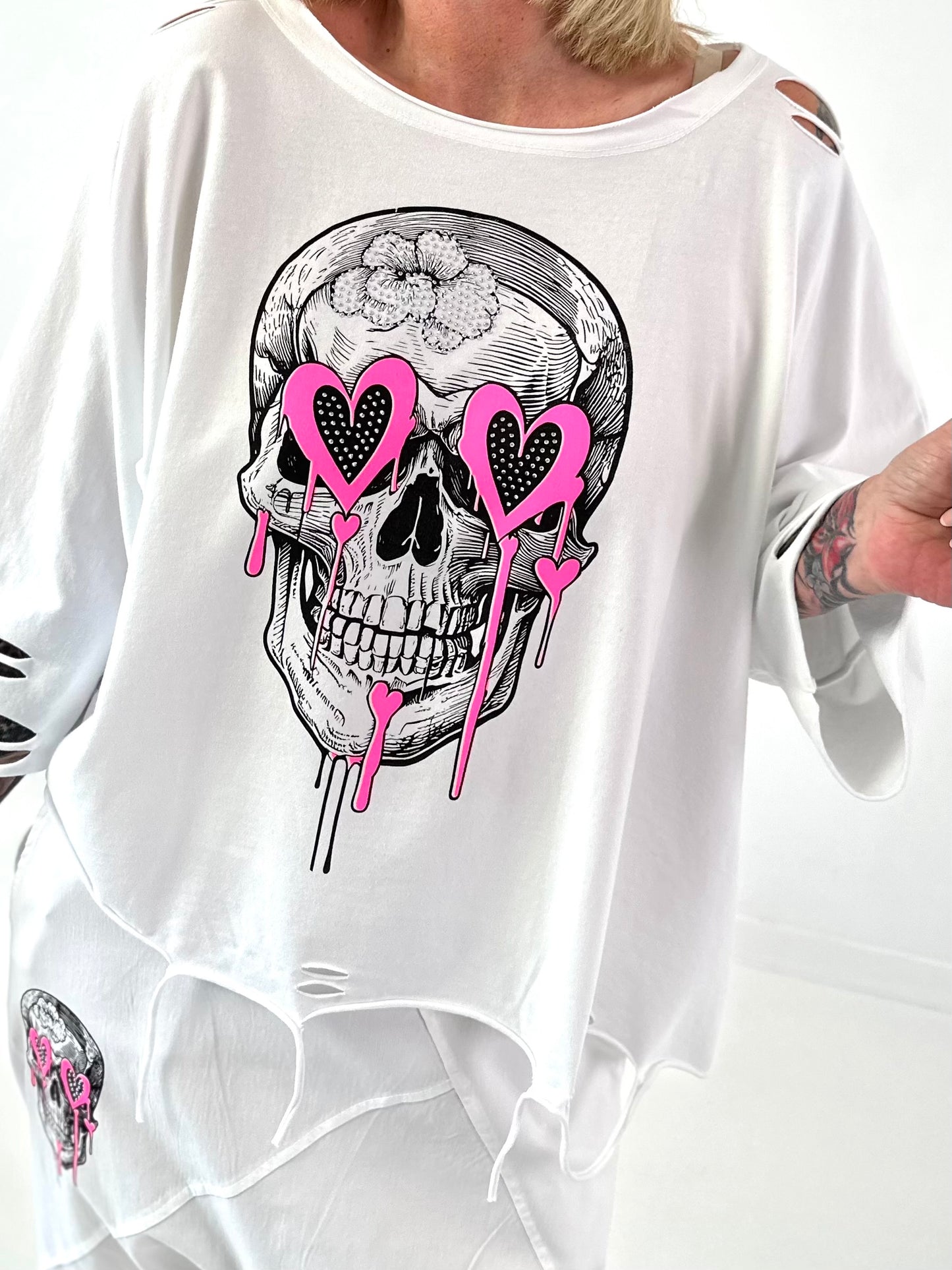 Oversized Shirt mit Cut Outs und Skull - weiss