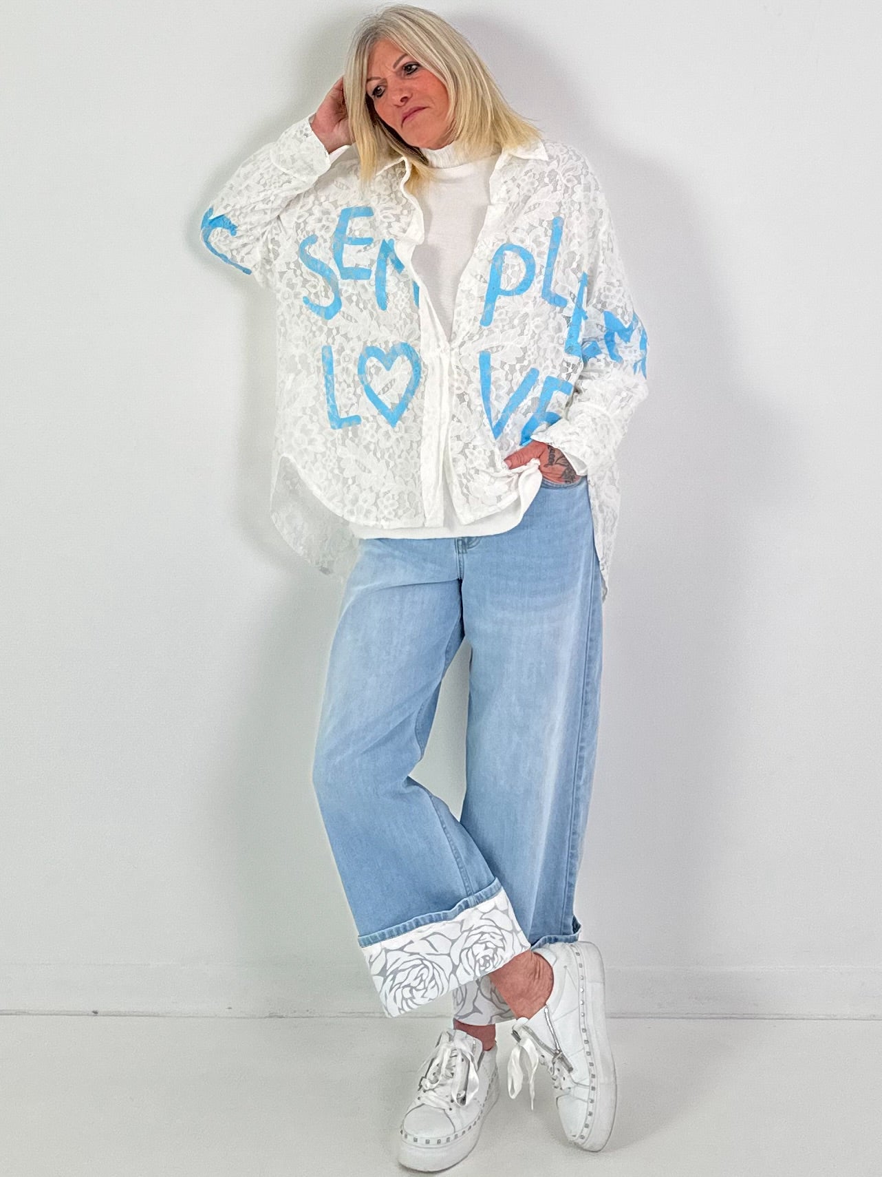 Spitzenbluse Modell "Semple Love" - weiss-hellblau