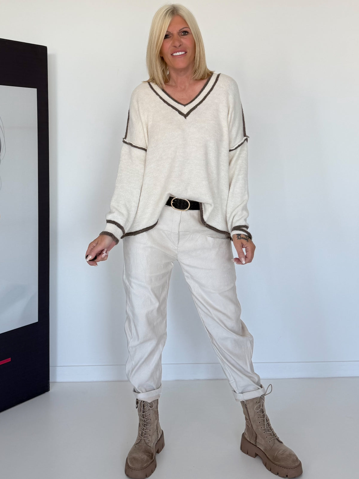 Kuscheliger Pullover mit V-Ausschnitt - ecru-chocolate