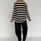 Gestreifter Strickpullover mit V-Ausschnitt - schwarz-beige