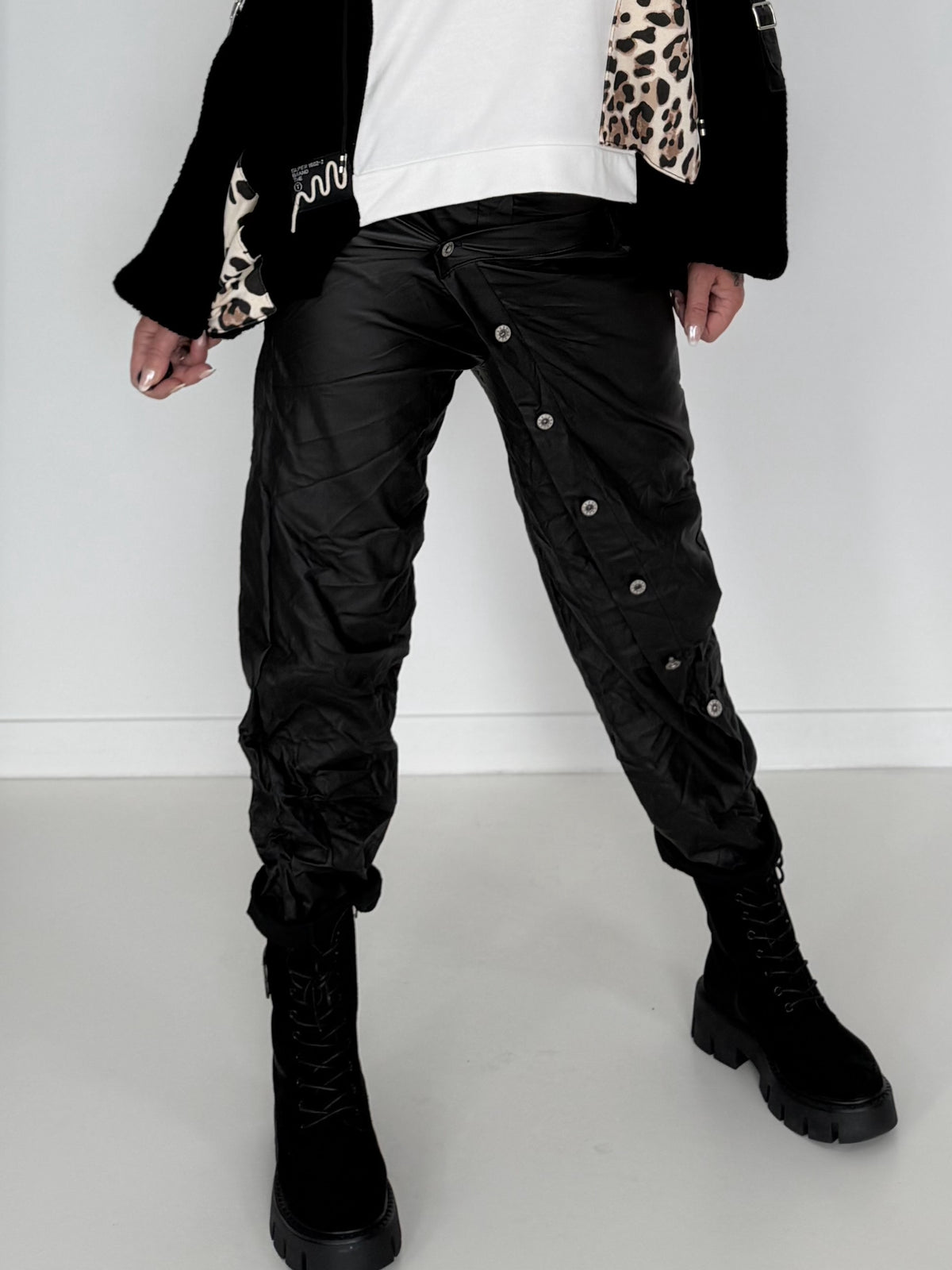 Vegane Lederhose Knopfleiste quer - schwarz