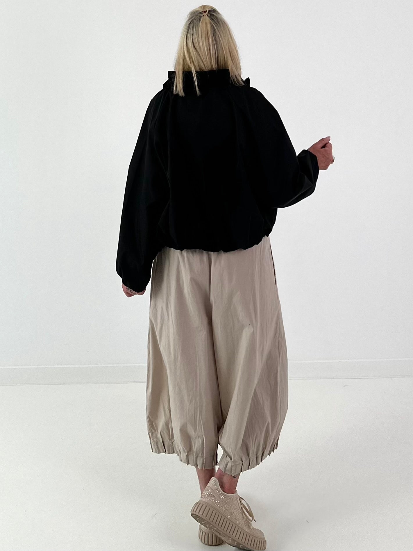 Ballon Jacke mit raffiniertem Kragen - schwarz